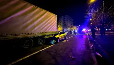 Şanlıurfa'da Feci Kaza: Otomobil TIR'a Çarptı!